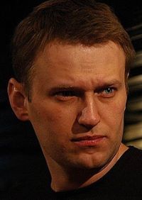 Навальный глядит одним глазом на тебя, а другой не спускает с какой-то госкорпорации, притаившейся у тебя за правым плечом