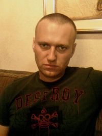 Основал движение «Народ» (turtaniat, Навальный), побрил голову и смотрит на либерастов как на говно