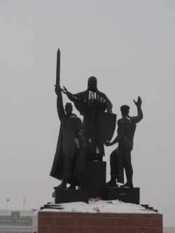 Три толкиниста. Памятник героям Фронта и Тыла.
