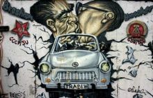 Братский поцелуй на берлинской стене